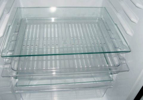 Полки внутри холодильника